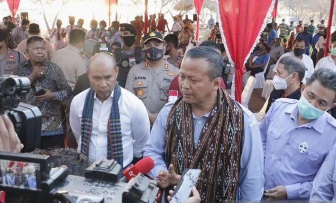 					Gubernur Nusa Tenggara Timur, Viktor Bungtilu Laiskodat (kiri) mendampingi Menteri Kelautan dan Perikanan Edhy Prabowo saat berkunjung ke NTT, Jumat (28/8/2020). ANTARA/Benny Jahang