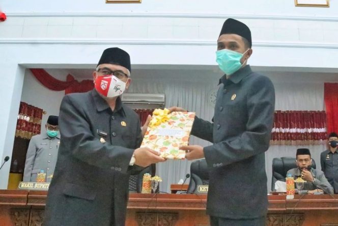					Wabup Bantaeng Serahkan Rancangan KUPA PPAS Perubahan Tahun Anggaran 2020