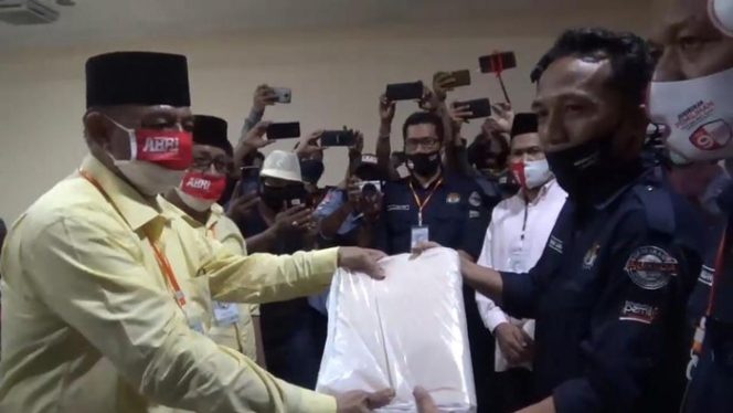 					Paslon independen di Pasangkayu, Sulbar, daftar ke KPUD. (Foto: Abdy Febriady/detikcom)