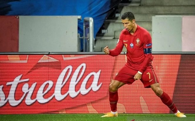 					Megabintang tim nasional Portugal Cristiano Ronaldo melakukan selebrasi seusai mencetak gol keduanya dalam lanjutan UEFA Nations League 2020/21 Divisi A Grup 3 (A3) melawan Swedia di Stadion Friends Arena, Stockholm, Swedia, Selasa (8/9/2020) waktu setempat. (ANTARA/REUTERS/TT NEWS AGENCY/Janerik Henriksson)