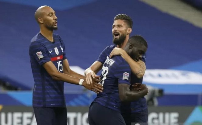 					Bek tim nasional Prancis Dayot Upamecano (tengah) melakukan selebrasi bersama Olivier Giroud (kanan) dan Steven Nzonzi setelah mencetak gol ke gawang Kroasia dalam lanjutan UEFA Nations League 2020/21 Divisi A Grup 3 (A3) di Stadion Stade de France, Saint-Denis, Prancis, Selasa (8/9/2020) waktu setempat. (ANTARA/REUTERS/Charlel Platiau)