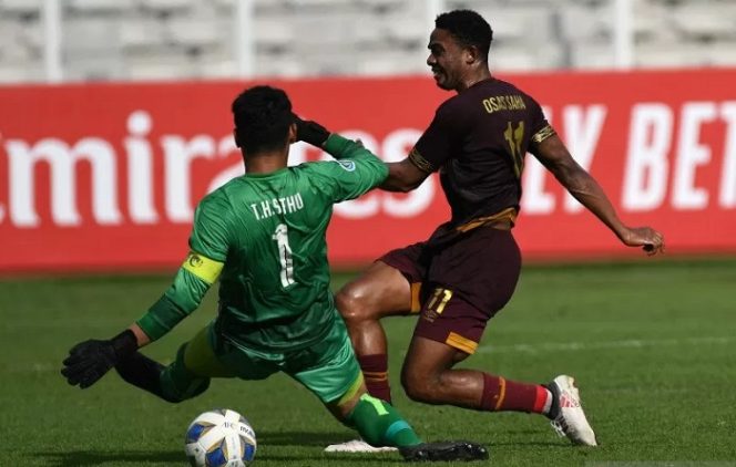 					Pesepak bola PSM Makassar Osas Saha (kanan) berebut bola dengan pesepak bola Shan United Thiha Shitu dalam pertandingan lanjutan fase Grup H Piala AFC di Stadion Madya, Gelora Bung Karno, Jakarta, Rabu (26/2/2020).(ANTARA/ADITYA PRADANA PUTRA)