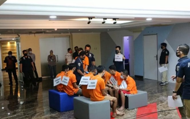 					Polda Metro Jaya merekonstruksi kasus pesta asusila sesama jenis yang menampilkan 26 adegan di Mako Polda Metro Jaya, Kamis (2/9/2020). ANTARA/Fianda Sjofjan Rassat