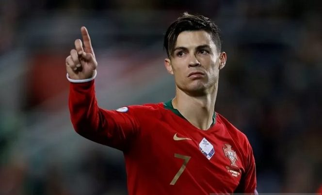 					Megabintang Cristiano Ronaldo saat memperkuat tim nasional Portugal dalam laga Grup B kualifikasi Euro 2020 melawan Lithuania di Stadion Algarve, Faro, Portugal, Kamis (14/11/2019). (ANTARA/REUTERS/Pedro Nunes)