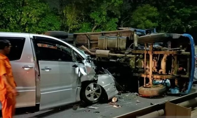 					Tiga kendaraan terlibat kecelakaan tabrakan beruntun di Tol Pulo Gebang, Jakarta Timur, Sabtu (5/9/2020). (ANTARA/HO-TMC Polda Metro)