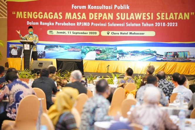 					Wagub Sulsel Andi Sudirman saat membuka acara dialog publik perubahan RPJMD.