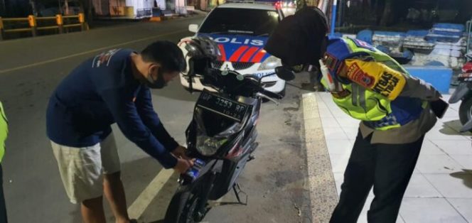 					AKP Dharmawaty Tempelkan Puluhan Kendaraan Sticker “Ayo Pakai Masker”