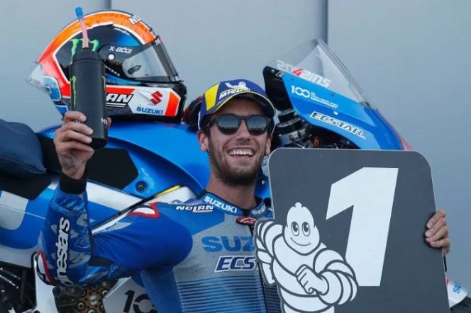 					Pebalap tim Suzuki Ecstar Alex Rins melakukan selebrasi setelah memenangi Grand Prix Aragon, (18/10/2020). ANTARA/REUTERS/Albert Gea/pri.