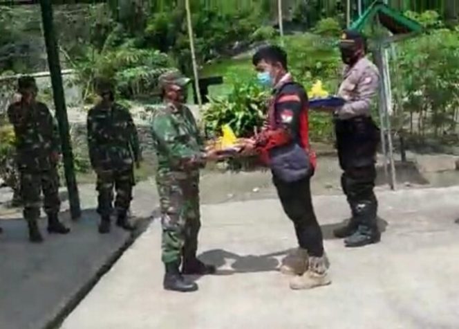 					HUT TNI, Camat dan Kapolsek Basse Sangtempe Bawa Nasi Tumpeng ke Koramil