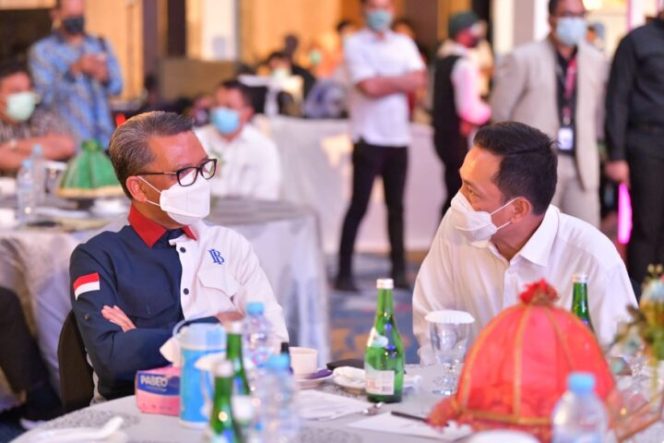 					Gubernur Sulsel, Nurdin Abdullah disebelah kiri saat berbincang.