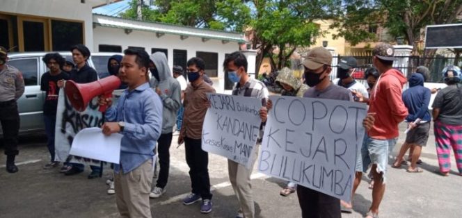 					Aksi unjuk rasa di depan Kantor Kejari Bulukumba