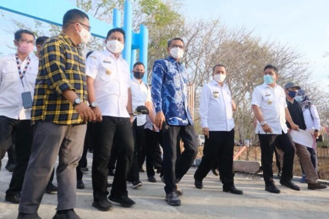 					Gubernur Sulsel Nurdin Abdullah saat meninjau lokasi bersama Bupati Selayar.