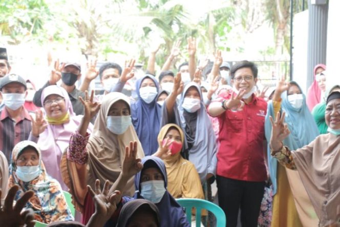 					Calon Bupati Petahana Bulukumba, Tomy satria Yulianto bersama dengan sejumlah masyrakat desa Bontotiro.