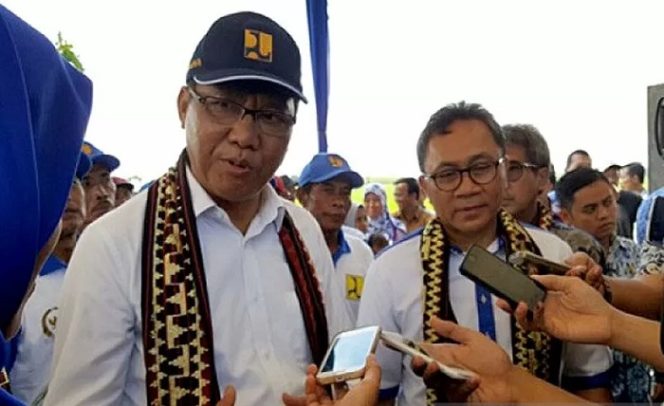 					Direktur Jenderal Sumber Daya Air (SDA) Kementerian Pekerjaan Umum dan Perumahan Rakyat (PUPR), Imam Santoso, dan Ketua MPR RI, Zulkifli Hasan, saat meresmikan Jaringan Irigasi Air Tanah (JIAT) di desa Rejomulyo, Jatiagung, Lamsel, Jumat (17/2/2017). ANTARA/pri.