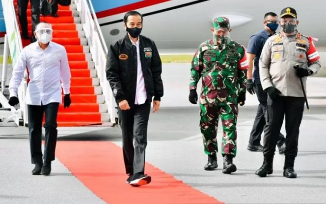 					Presiden Joko Widodo bertolak menuju Provinsi Sumatera Utara dalam rangka kunjungan kerja pada Selasa (27/10). Presiden akan meninjau proses pembangunan kawasan lumbung pangan (food estate) dan menyerahkan sertifikat hak atas tanah di Sumatera Utara. (Laily Rachev - Biro Pers Sekretariat Presiden)