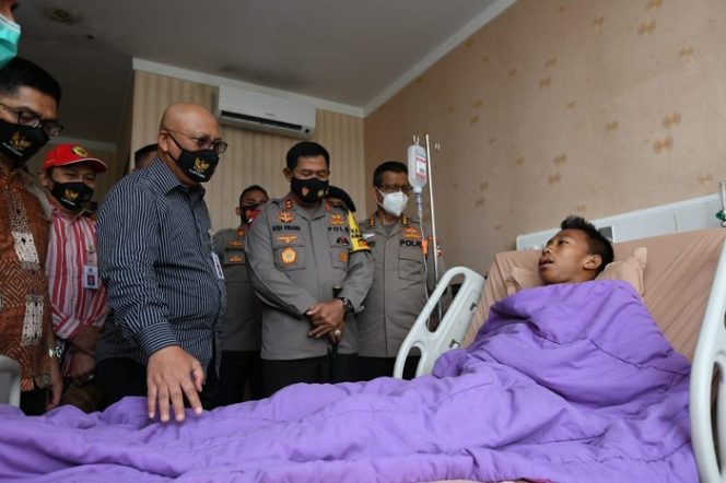 					Komisioner Komisi Kepolisian Nasional (Kompolnas) Pudji Hartanto dan Kapolda Metro Jaya Irjen Pol Nana Sujana saat menjenguk korban aksi demo UU Cipta Kerja yang dirawat di rumah sakit, Sabtu (10/10/2020) pagi. ()