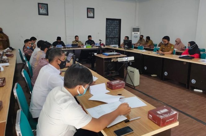 					Badan Perencanaan Pembangunan dan Litbang Daerah (Bappeda dan Litbang) Kabupaten Luwu malaksanakan Foccus Group Discussion (FGD) di aula pertemuan kantor Bappeda Kabupaten Luwu, Selasa (6/10).