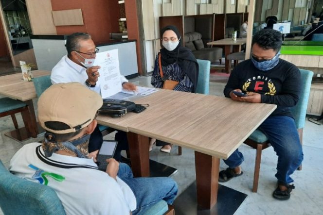 					Tim Hukum Appi-Rahman Laporkan Dugaan Bagi-Bagi Sembako ke Bawaslu Makassar