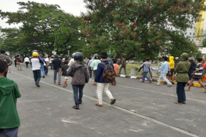 					Disela Unjuk Rasa, Warga Saling Bentrok Lempar Batu
