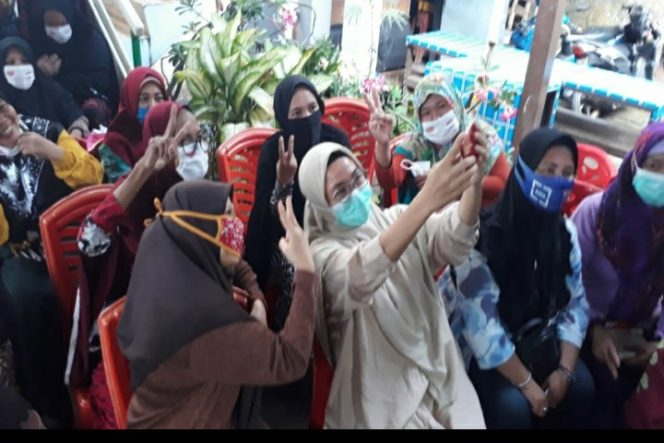 					Meski Diguyur Hujan, Istri-Istri Ketua RT dan RW di Maccini Raya Antusias Bertemu Melinda Aksa