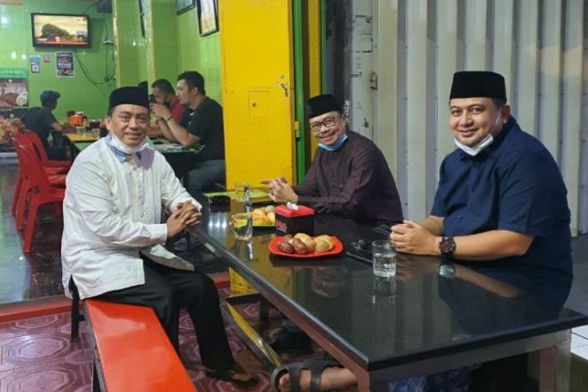 					Ngopi Bareng Appi-Rahman, Ustadz Shamsi Ali Angkat 2 Jari
