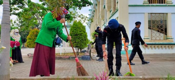 					Pesonil Brimob Batalyon C Pelopor Satbrimob Polda Sulsel bersama dengan mahasiswa IAIN membersihkan Masjid.