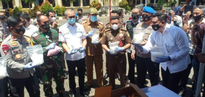 					Saat pemusnahan di lapangan apel Polda Sulsel.