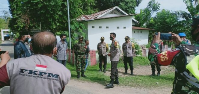 					Kapolres Gowa, AKBP Budi Susanto saat berkunjung ke Kampung Rewako.