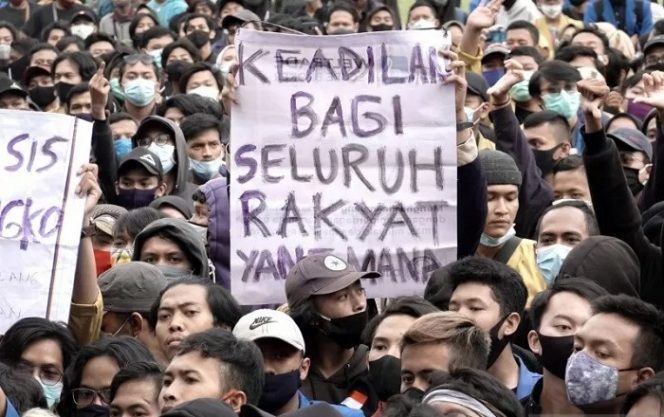 					Ilustrasi - Sejumlah elemen mahasiswa dan buruh melakukan unjuk rasa menolak pengesahan RUU Cipta Kerja menjadi UU di Alun-alun Purwokerto, Banyumas, Jawa Tengah, Rabu (7-10-2020). ANTARA FOTO/Idhad Zakaria/foc.