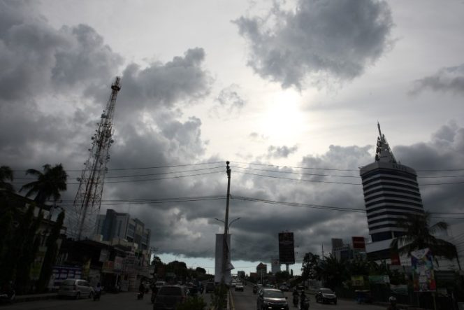 					Cuaca mendung di langit Kota Makassar. (int)