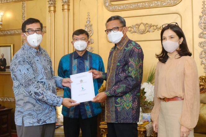 					Gubernur Sulsel saat menerima dana PEN sebesar Rp 1 triliun dari Dirjen Pajak.