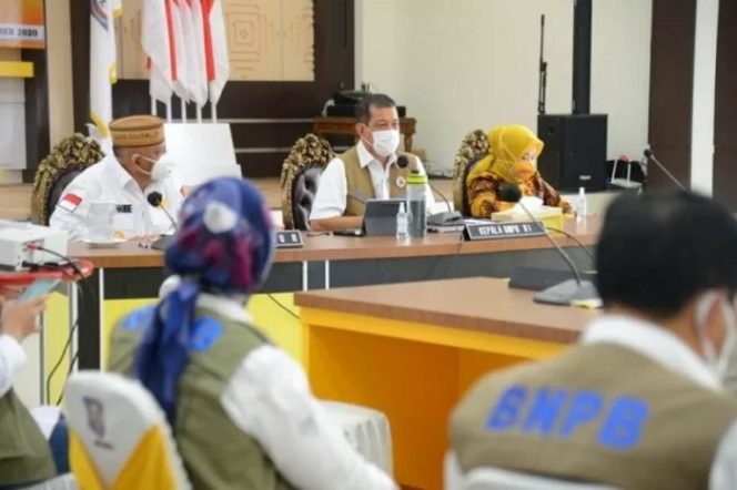					Kepala BNPB Letjen TNI Doni Monarno (tengah) saat menggelar rapat koordinasi dengan pemerintah se-Gorontalo di rumah dinas gubernur di Gorontalo, Rabu (7/10/2020) ANTARA/HO-Humas