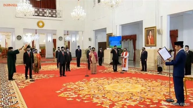 					Tangkapan layar - Presiden Joko Widodo melantik 12 orang duta besar Luar Biasa dan Berkuasa Penuh (LBBP) RI untuk negara-negara sahabat di Istana Negara Jakarta, Senin (26/10/2020). ANTARA/Tangkapan layar Youtube Sekretarita Presiden/pri.