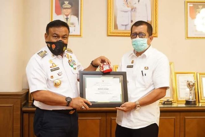 					Bupati Bone A.Fahsar M.Padjalangi yang terima penghargaan dari Kepala Bidang Tanaman Pangan Nurdin