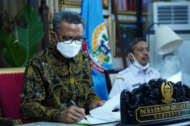 					Gubernur Sulsel teken pinjaman uang dari PT Sarana Multi Infrastruktur (Persero).