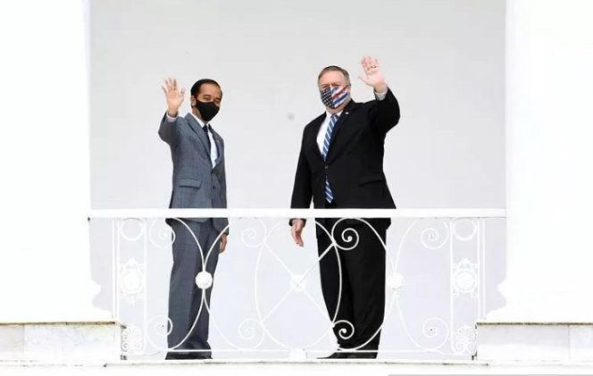 					Presiden RI Joko Widodo (kiri) menerima kunjungan Menlu AS Mike Pompeo, di Istana Kepresidenan Bogor, Jawa Barat, Kamis (29/10/2020). ANTARA/HO-Biro Pers Setpres/am.