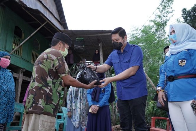 					Peringati Sumpah Pemuda, KNPI Sulsel Bagi Sembako di Takalar