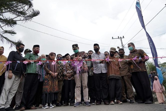 					Bupati Luwu Resmikan Jalan Penghubung Dua Desa, Warga Ucapkan Terima Kasih