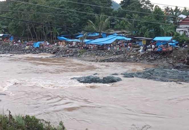 					Pasar dadakan yang ada di pinggir sungai Desa Batusitanduk, Kecamatan Walenrang, Luwu. ()