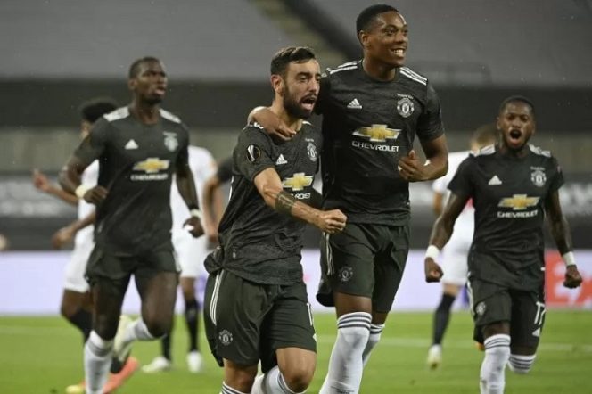 					Para pemain Manchester United saat melawan Sevilla pada 16 Augustus 2020. Manchester United mengumumkan telah mencapai kesepakatan membeli Amad Diallo Traore, namun pemain sayap Atalanta berusia 18 tahun. (AFP/INA FASSBENDER)