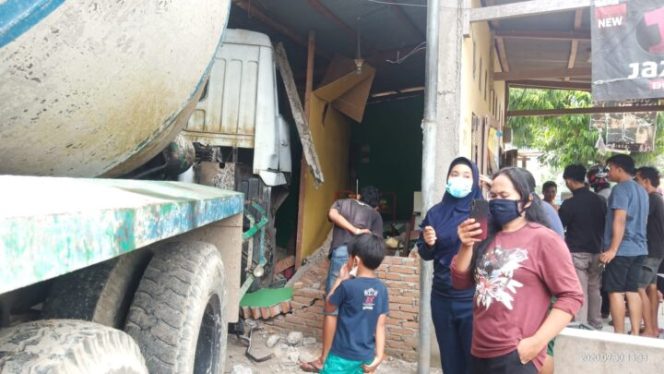					Mobil Molen seruduk rumah warga di Pinrang