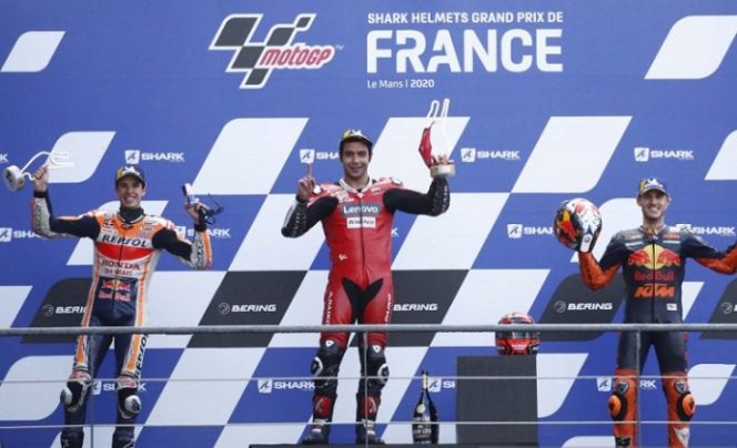 					Pebalap Mission Winnow Ducati Corse Danilo Petrucci (tengah) merayakan kemenangannya di podium bersama juara kedua pembalap Repsol Honda Alex Marquez dan juara ketiga pembalap Red Bull KTM Factory Racing Pol Espargaro seusai balapan MotoGP Prancis di Circuit Bugatti, Le Mans, Prancis (11/10/2020). Petrucci berhasil menjadi juara diikuti Alex Marquez dan Pol Espargaro. ANTARA FOTO/REUTERS/Stephane Mahe/aww.