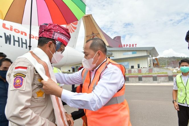 					Gubernur Sulsel Nurdin Abdullah di Bandara Buntu Kunik Toraja.