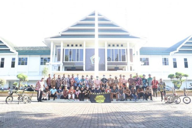 					Hari Batik Nasional, Jajaran Pemkab Bantaeng Bersepeda Gunakan Batik