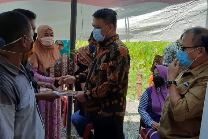 					Wabup Luwu Serahkan 805 Sertifikat PTSL di Walenrang