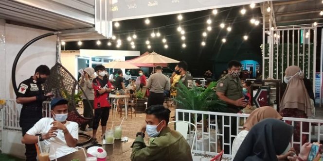 					Operasi Yustisi di Ponrang Luwu, Petugas Sisir Cafe