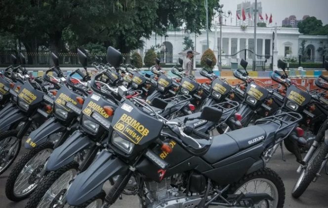 					Petugas Kepolisian melakukan pengamanan menjelang aksi tolak Undang-Undang Cipta Kerja di depan Istana Merdeka, Jakarta, Selasa (13/10/2020). Sebanyak kurang lebih 12 ribu personel gabungan TNI, Polri dan Pemprov DKI Jakarta diterjunkan untuk mengawal aksi tersebut. ANTARA FOTO/Rivan Awal Lingga/wsj.