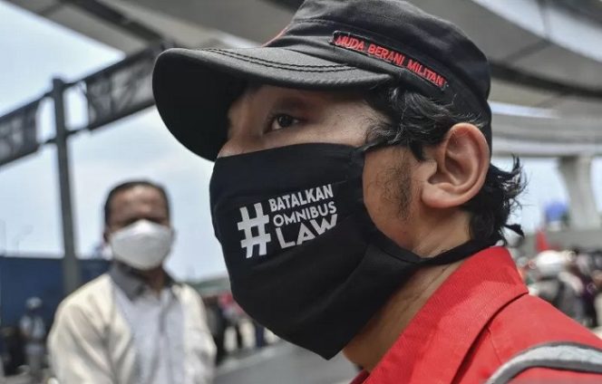 					Buruh yang tergabung dalam Konfederasi Persatuan Buruh Indonesia (KPBI) melakukan aksi untuk memprotes pengesahan UU Cipta Kerja di kawasan Tanjung Priok, Jakarta, Selasa (6/10/2020). (ANTARA FOTO/Muhammad Adimaja/foc)