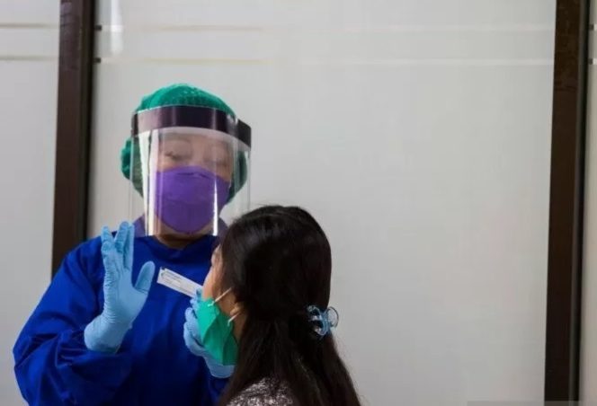 					Arsip Foto. Petugas kesehatan memberikan pengarahan kepada relawan saat simulasi uji klinis vaksin COVID-19 di Fakultas Kedokteran Universitas Padjadjaran, Bandung, Jawa Barat, Kamis (6/8/2020).(ANTARA FOTO/M Agung Rajasa/nz)