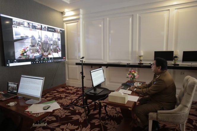 					Sekprov Sulsel memaparkan capaian layanan publik ke Kemenpan-RB.